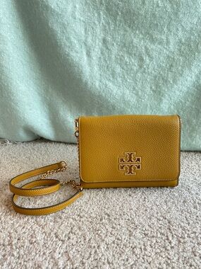 Tory Burch Britten Crossbody Purse Leather Mustard Yellow Chain Wallet Bag Gold